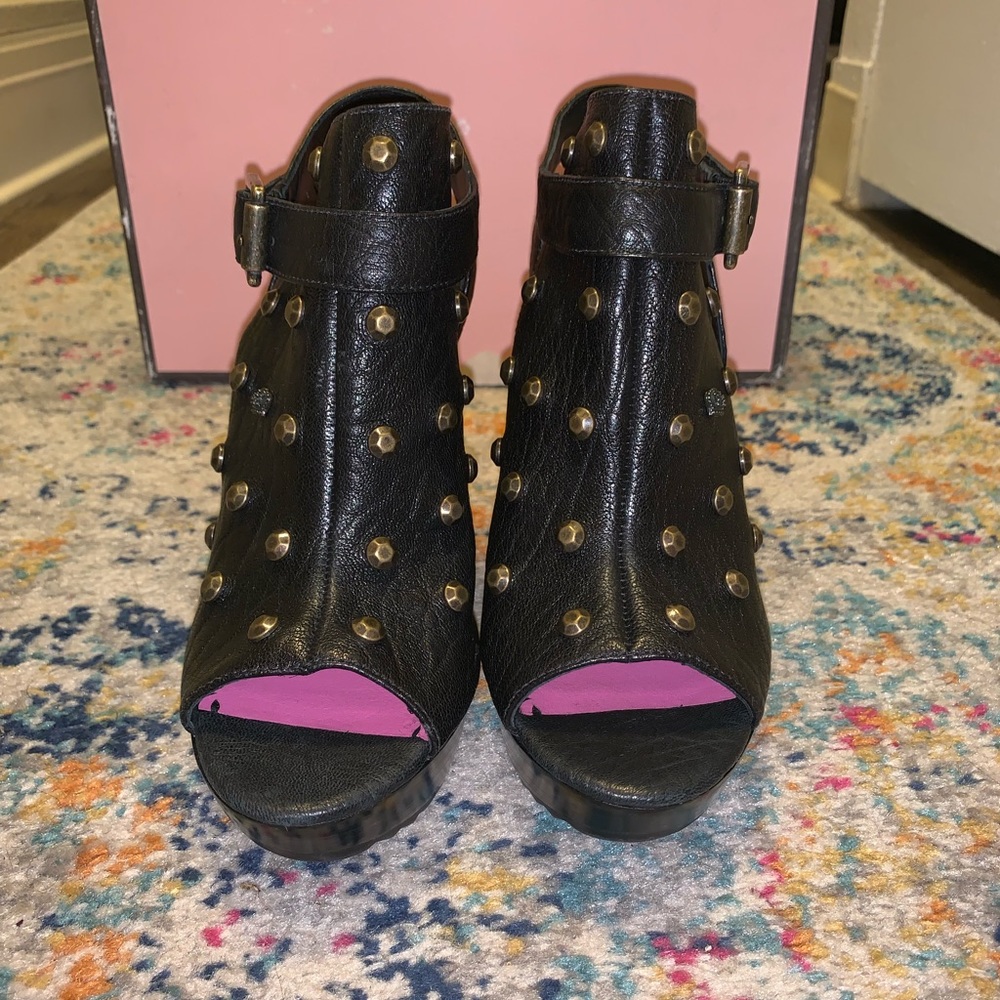 NIB Juicy Couture Black Leather Studded Wedge 6 - Picture 6 of 7